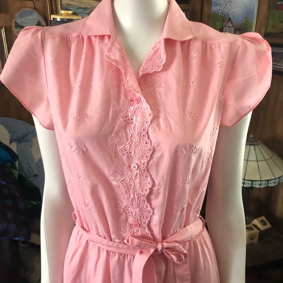 Adorable Pink Vintage Dress with Eyelet Details - Picture 4 of 8